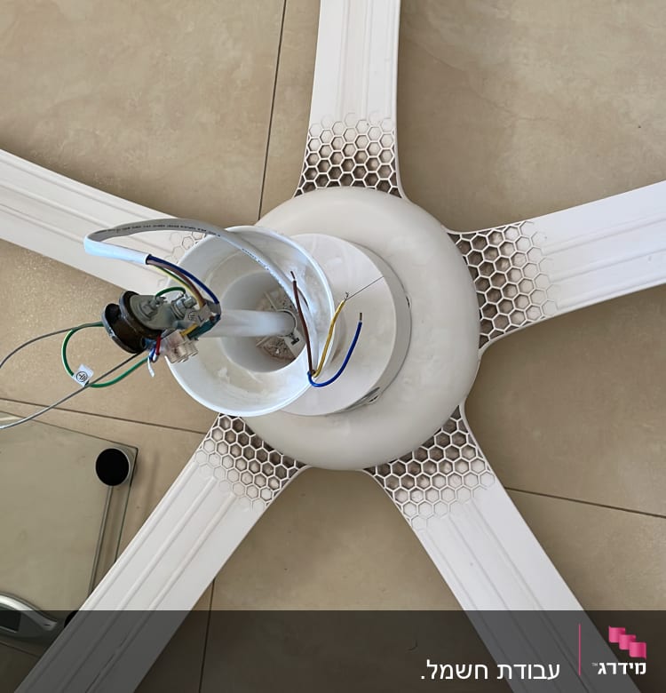 מאוורר תקרה מפורק עם חוטי חשמל חשופים